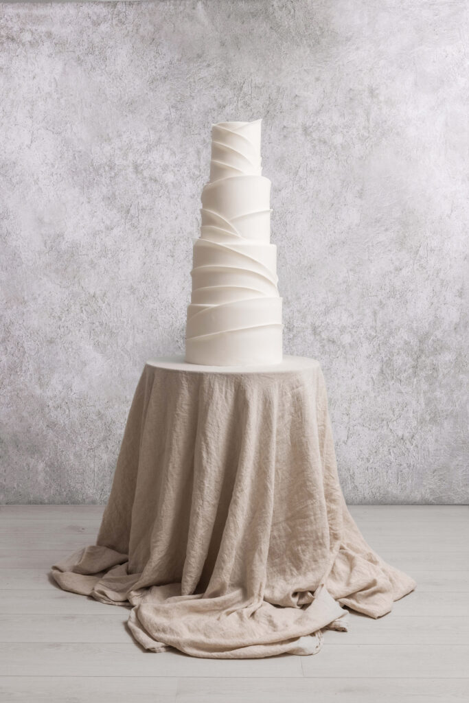 tort ślubny biały