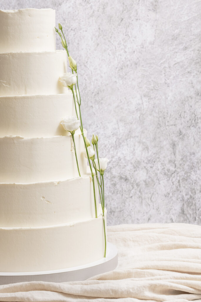 tort ślubny biały 2024