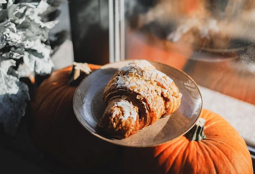 croissanty w Cappuccino Cafe