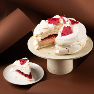 tort bezowy z malinami