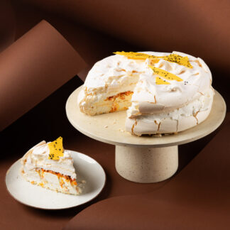 Tort bezowy z rokitnikiem