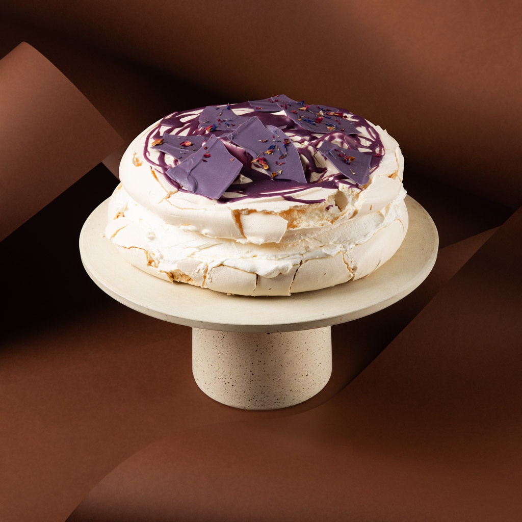 Tort bezowy z czarną porzeczką - obrazek 2