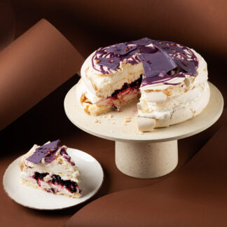 Tort bezowy z czarną porzeczką