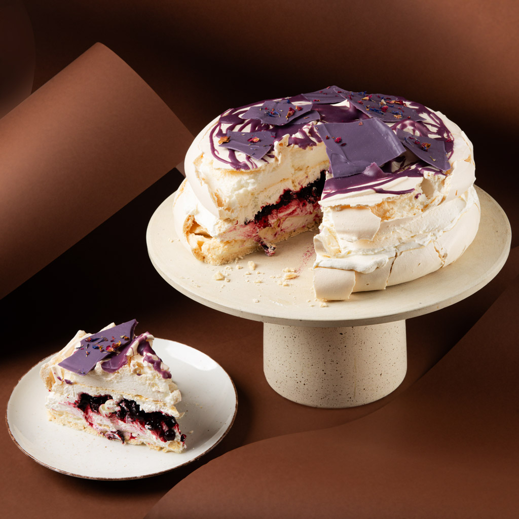 Tort bezowy z czarną porzeczką