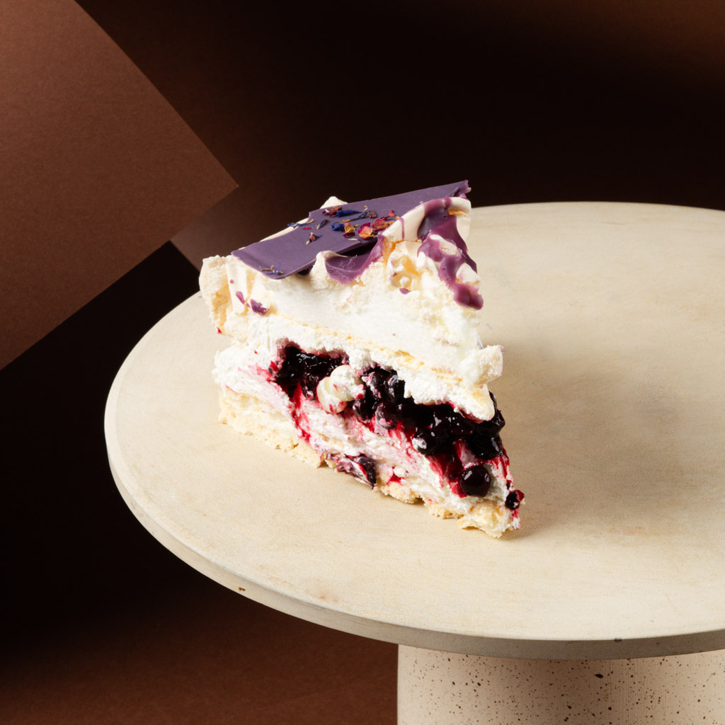 Tort bezowy z czarną porzeczką - obrazek 4