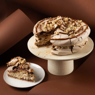 Tort bezowy słony karmel