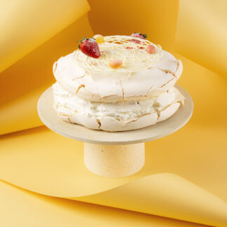 Tort bezowy z truskawkami