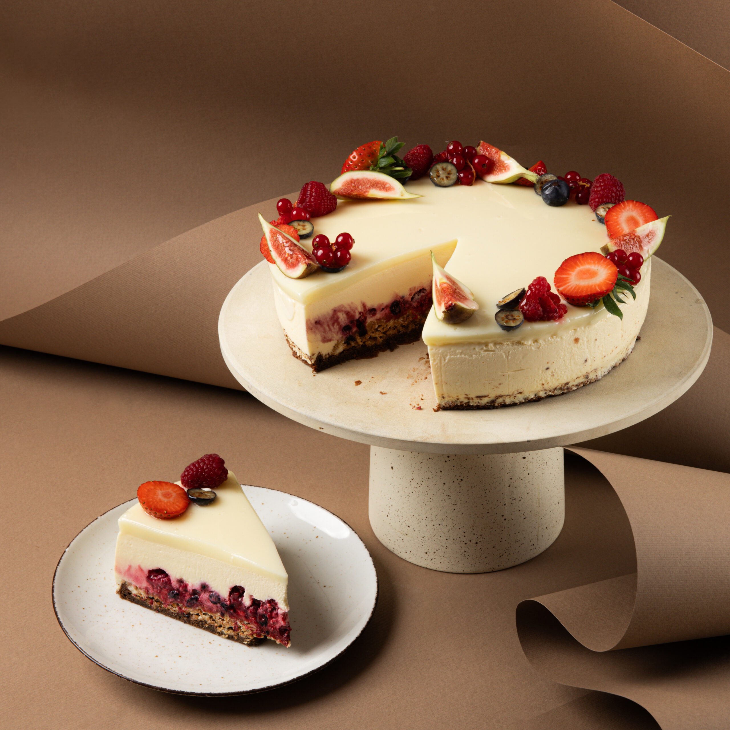 Tort brownie z białą czekoladą i owocami - obrazek 3