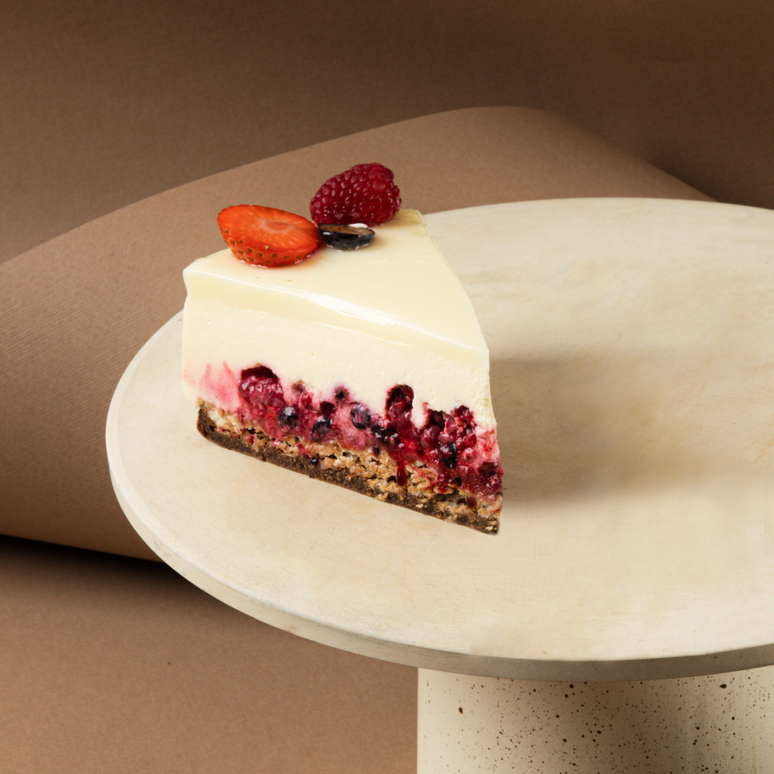 Tort brownie z białą czekoladą i owocami - obrazek 4