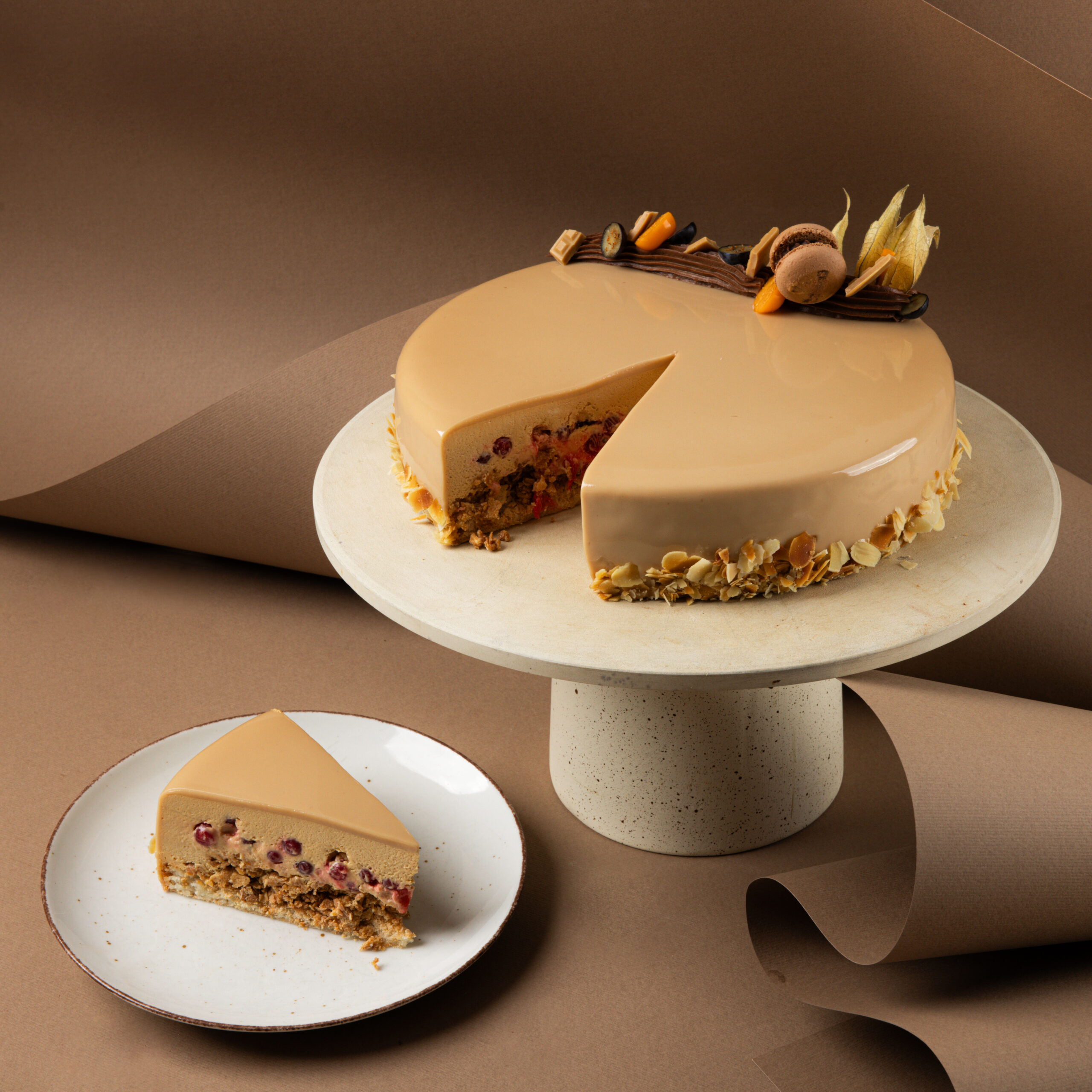 Tort z paloną białą czekoladą - obrazek 3