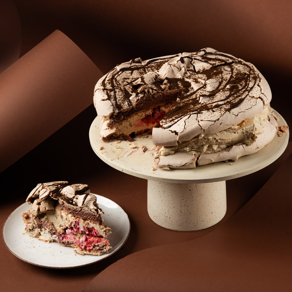 Tort bezowy bailey’s z malinami (%)