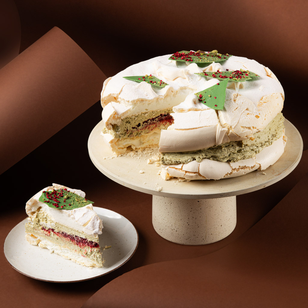 Tort bezowy z pistacjami