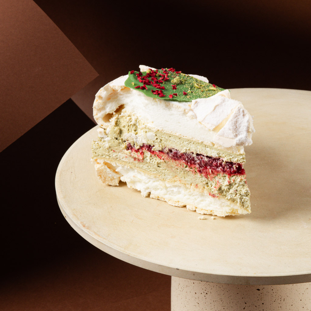 Tort bezowy z pistacjami - obrazek 4