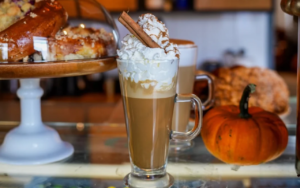 Pumpkin Spice Latte w Trójmieście – odkryj jesienne kawy w Capuccino Cafe