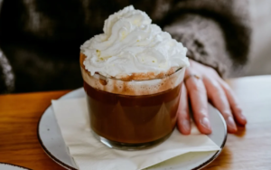 Gorąca czekolada w Trójmieście – rozgrzej się tej jesieni w Capuccino Cafe!